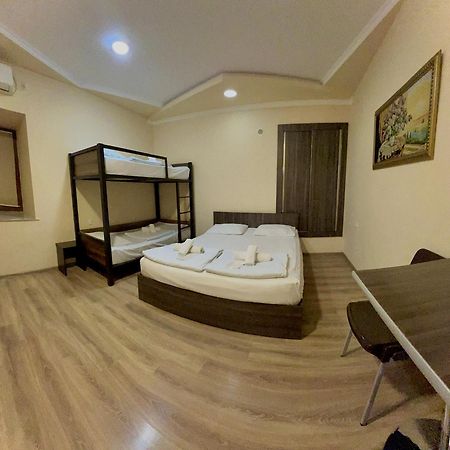 Domino Yerevan Hostel And Hotel Bagian luar foto