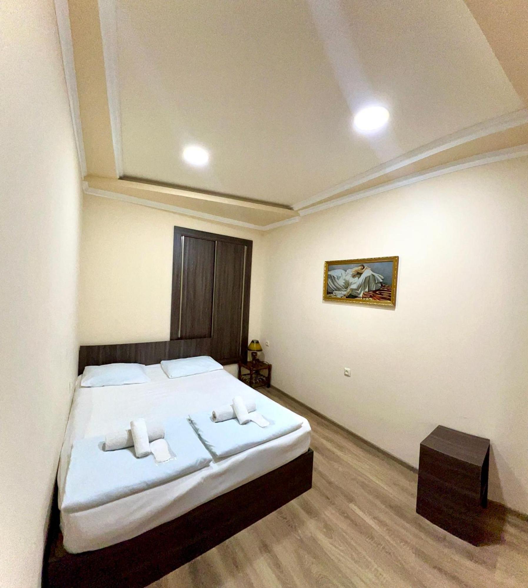 Domino Yerevan Hostel And Hotel Bagian luar foto