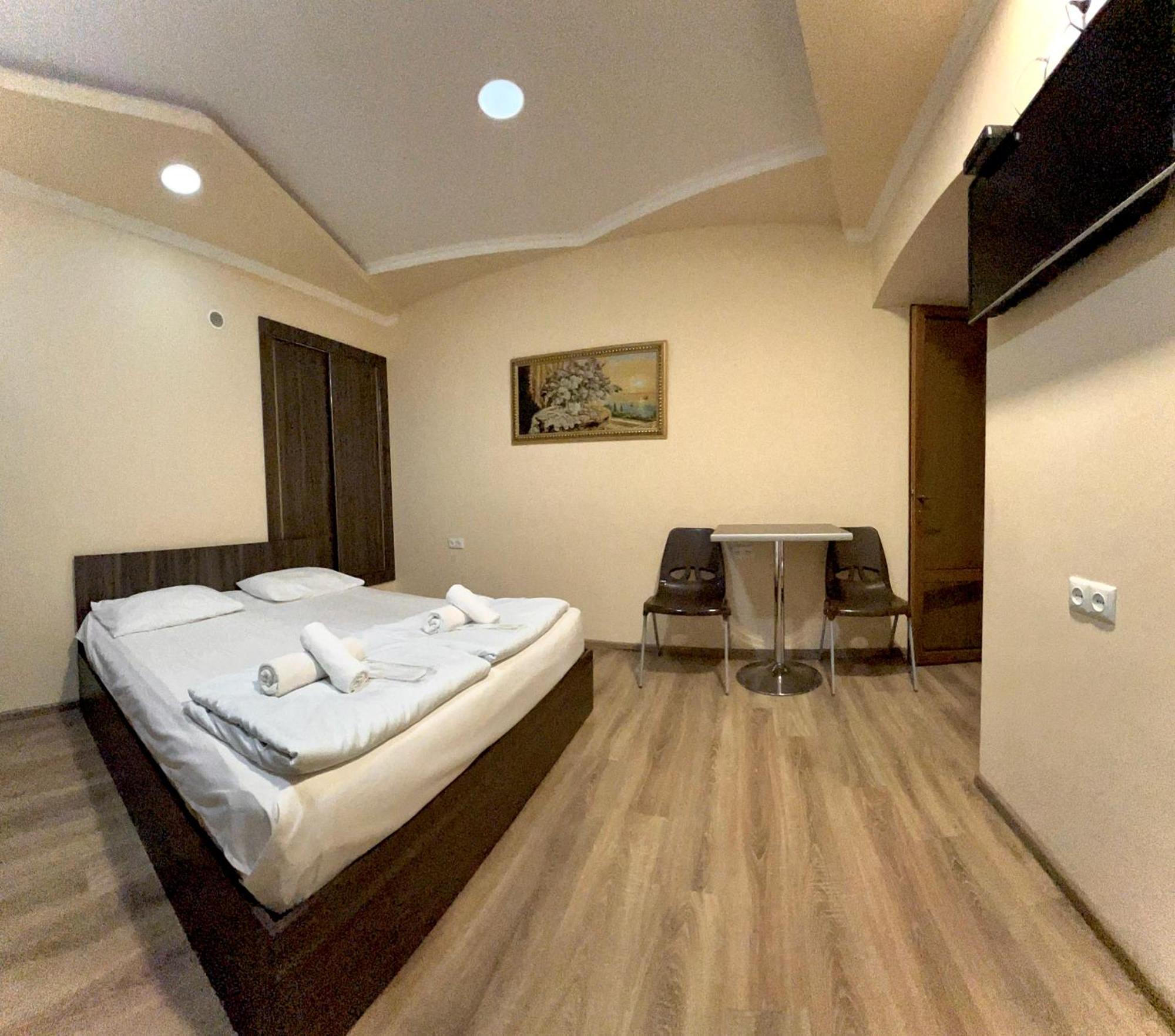 Domino Yerevan Hostel And Hotel Bagian luar foto
